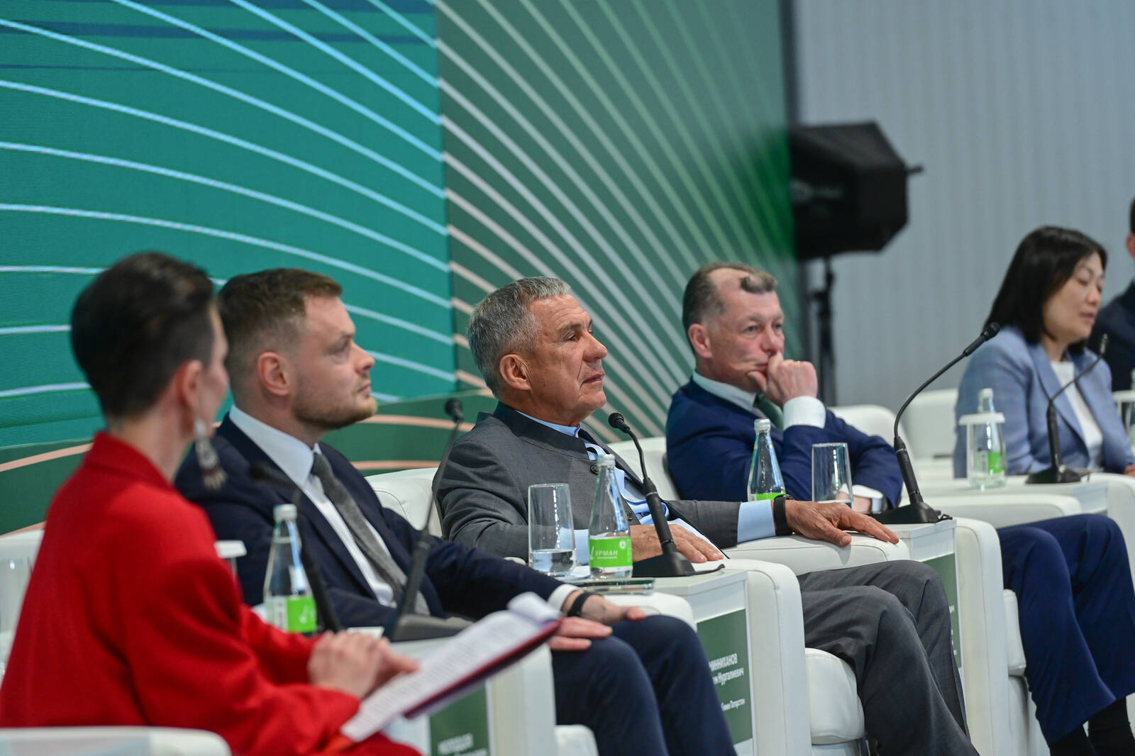 Раис Татарстана Рустам Минниханов провёл встречу с предпринимателями на площадке индустриального парка «Весна»